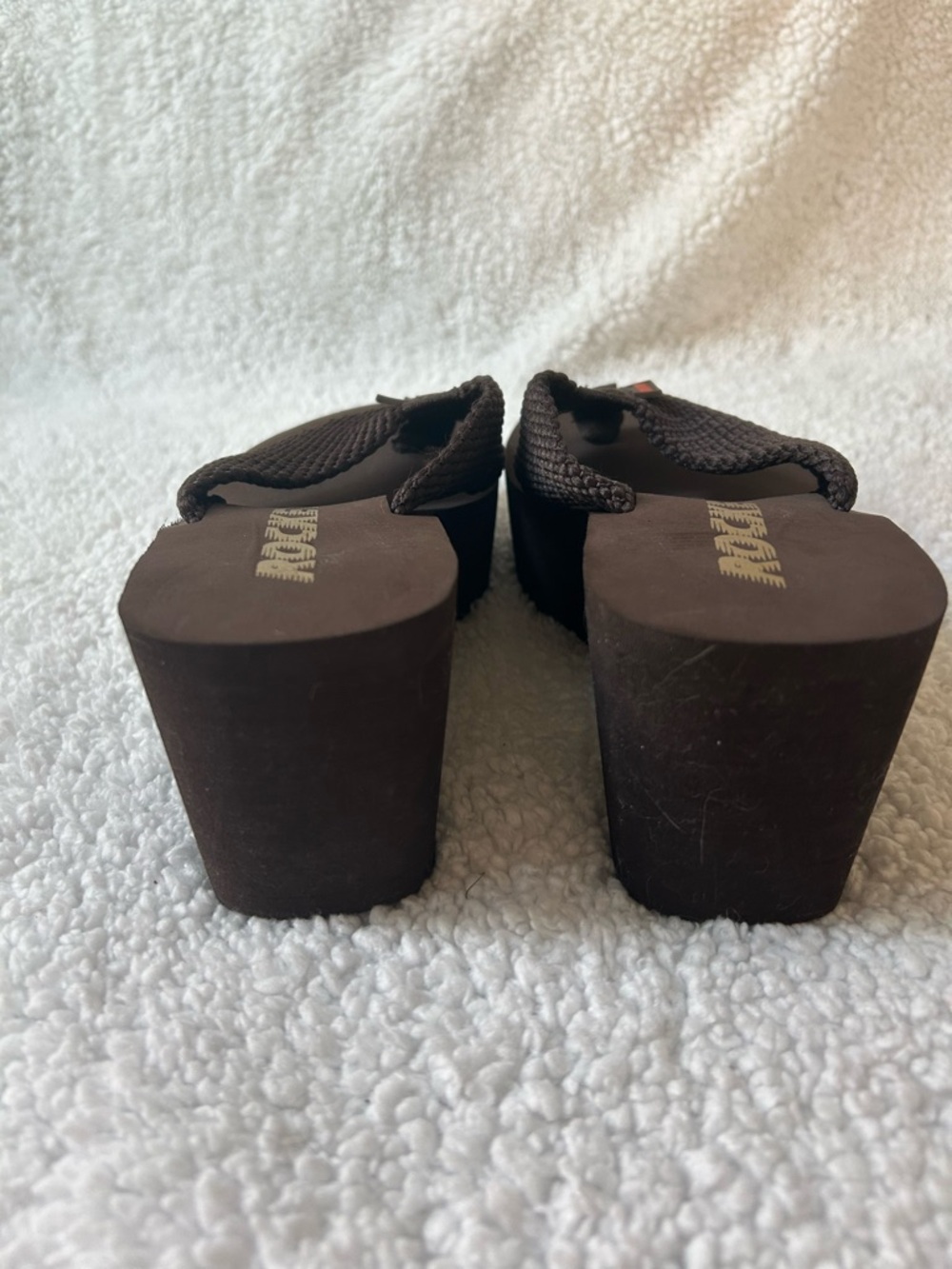 Rocket Dog Dark Brown Foam Thong Sandals - Picture 3 of 5